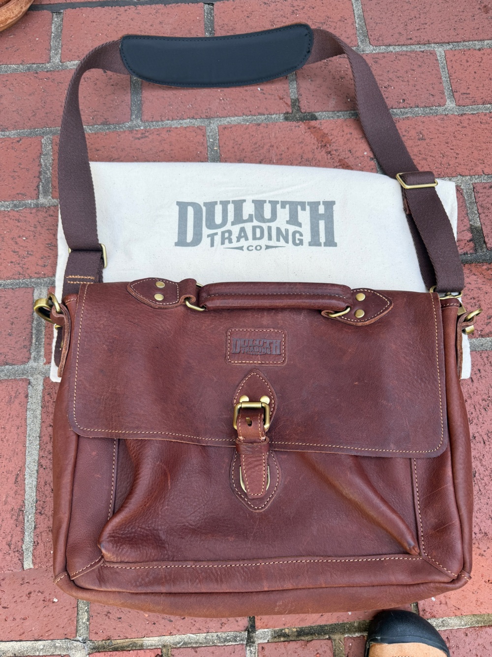 Duluth Trading Co Chestnut Brown Leather Messenger briefcase with Brass Hardware